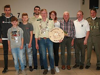 Die Könige und ihre Ritter: Nick Schlesiger (von links), Philip Wieschal, Lennard Schmidt, Thomas Müller, Steffen Schmidt und seine Schützenliesl Tamara Schmidt, Rudi Schmidt, Willi Wolf und Schützenmeister Alexander Wehner.  Fotos: Gabi Sell