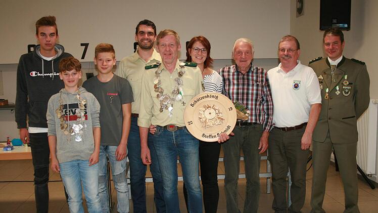 Die Könige und ihre Ritter: Nick Schlesiger (von links), Philip Wieschal, Lennard Schmidt, Thomas Müller, Steffen Schmidt und seine Schützenliesl Tamara Schmidt, Rudi Schmidt, Willi Wolf und Schützenmeister Alexander Wehner.  Fotos: Gabi Sell