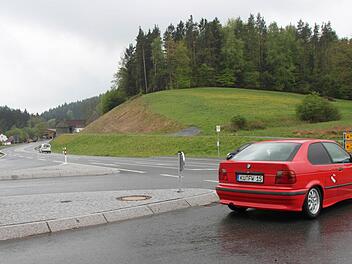 Der Linksabbieger hat bei der Kreuzung KU 9/B 85 - links ist die Holzmühle zu erkennen, rechts geht's nach Lösau - freie Sicht nach beiden Seiten. Und dennoch häufen sich dort in jüngster Zeit die Unfälle. Foto: Stephan Tiroch