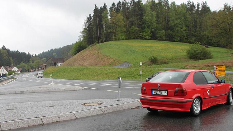 Der Linksabbieger hat bei der Kreuzung KU 9/B 85 - links ist die Holzmühle zu erkennen, rechts geht's nach Lösau - freie Sicht nach beiden Seiten. Und dennoch häufen sich dort in jüngster Zeit die Unfälle. Foto: Stephan Tiroch