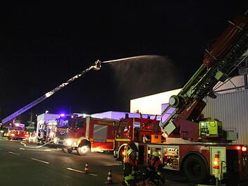 Löscheinsatz von oben: Von der Drehleiter aus bauten die Feuerwehrmänner eine Widerstandslinie auf und schützten so das Hauptgebäude vor einem Übergriff der Flammen. Fotos: Sonja Adam