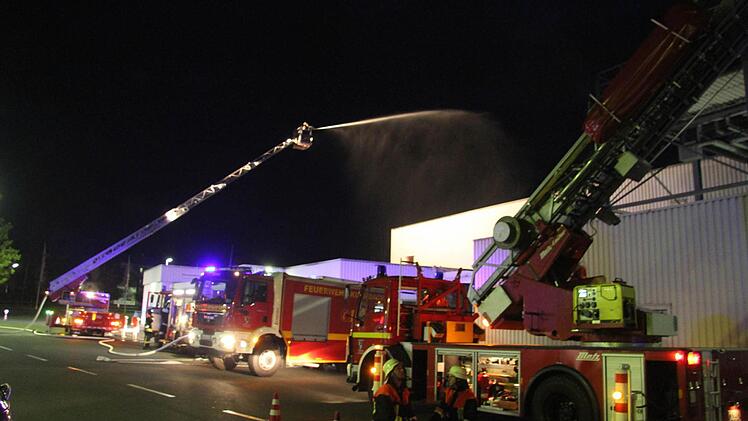 Löscheinsatz von oben: Von der Drehleiter aus bauten die Feuerwehrmänner eine Widerstandslinie auf und schützten so das Hauptgebäude vor einem Übergriff der Flammen. Fotos: Sonja Adam