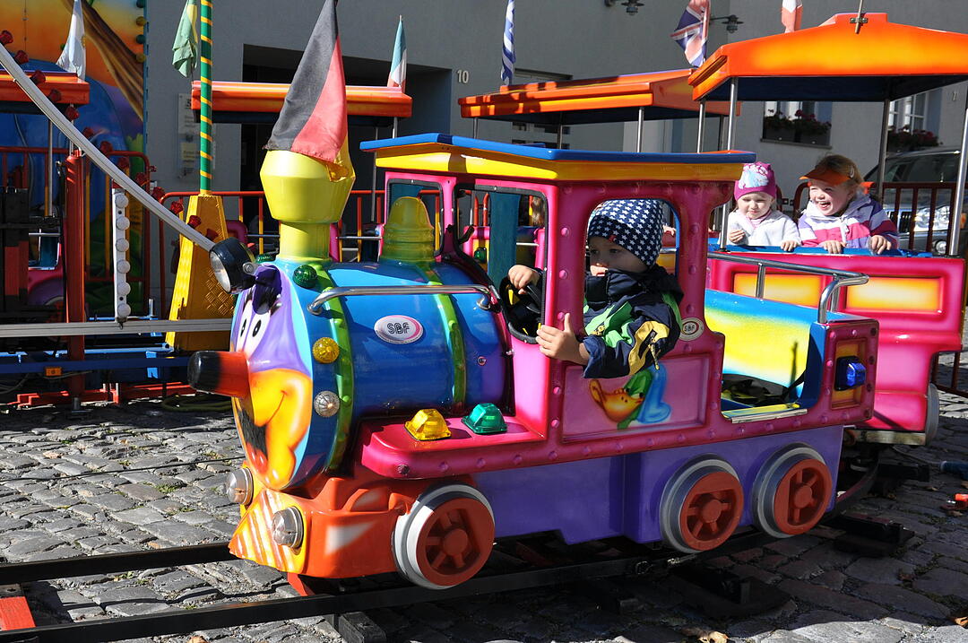 Eine Fahrt mit der Kindereisenbahn macht richtig Spaß!