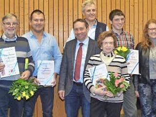 Ehrungen für langjährige TVU-Mitgliedschaft, mit im Bild Vorsitzender Hartmut Fleischmann (links). Von rechts: Katja Wich (2. Vorsitzende, Karl Fick (BLSV-Kreisvorsitzender), Kerstin Förtsch (3. Vorsitzende, Schatzmeisterin) und Bürgermeister Norbert Gräbner (4. v.l.). Foto: eh