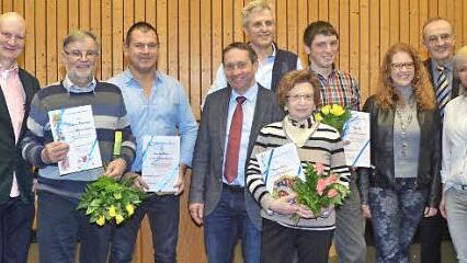 Ehrungen für langjährige TVU-Mitgliedschaft, mit im Bild Vorsitzender Hartmut Fleischmann (links). Von rechts: Katja Wich (2. Vorsitzende, Karl Fick (BLSV-Kreisvorsitzender), Kerstin Förtsch (3. Vorsitzende, Schatzmeisterin) und Bürgermeister Norbert Gräbner (4. v.l.). Foto: eh