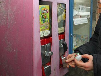 Nabburg in der Oberpfalz: Kind findet Drogen in Kaugummiautomat