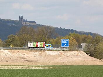 Auf der östlichen, Horsdorf zugewandten Seite der Autobahn wurde bereits mit den Arbeiten für die Anlage eines Lärmschutzwalls begonnen. Rund 570 Meter lang wird der Damm auf dieser Seite, die Krone wird im Endausbau die Fahrbahn bis zu fünf Meter überragen. Foto: Matthias Einwag
