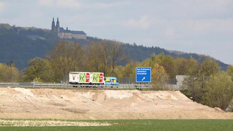 Auf der östlichen, Horsdorf zugewandten Seite der Autobahn wurde bereits mit den Arbeiten für die Anlage eines Lärmschutzwalls begonnen. Rund 570 Meter lang wird der Damm auf dieser Seite, die Krone wird im Endausbau die Fahrbahn bis zu fünf Meter überragen. Foto: Matthias Einwag