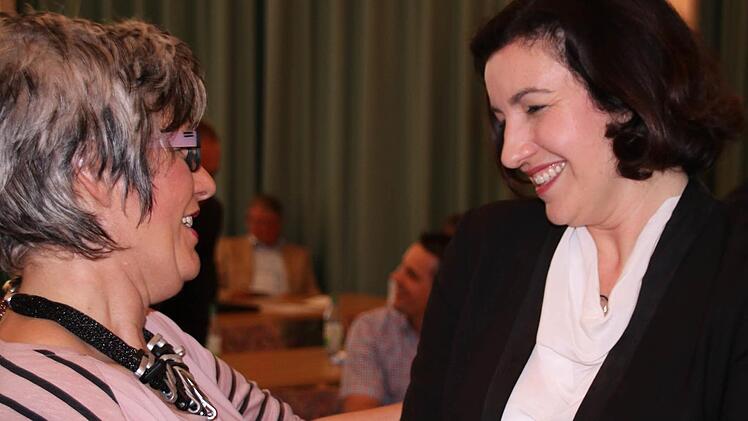 CSU-Frauen-Power: Karola Back, Bürgermeisterin aus Strahlungen, gratuliert Dorothee Bär. Foto: Paul Ziegler
