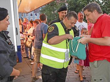 Der Mitarbeiter eines Sicherheitsdiensts bei der Taschenkontrolle am Einlass. Die Polizeibeamten schalten sich nur ein, wenn jemand die Privaten nicht ins Täschchen schauen lassen will. Fotos: Rieger-Press