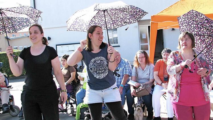 Zwar singen sie gerne auch im Regen, doch bei strahlendem Sonnenschein hatten (von links) Eva Bayer, Veronika Schneider und Christine Schenk natürlich noch mehr Spaß.  Fotos: Ralf Naumann