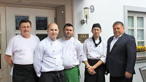 Die ausländischen Köche mit Chef Johannes Harrer
