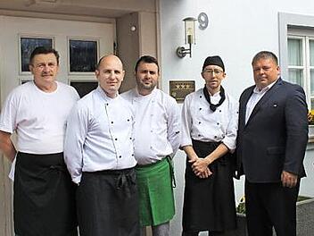 Die ausländischen Köche mit Chef Johannes Harrer