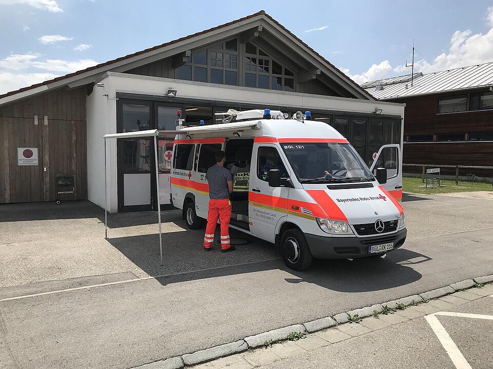 Rennwagen verliert Kontrolle und rast in Zuschauer – mindestens sieben Verletzte in Oberbayern