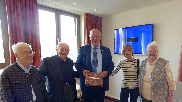 Linda und Julius Bernet beim Empfang im Hirschaider Rathaus mit Bürgermeister Klaus Homann. Mit dabei auch Klara Wagner und Rudolf Panzer.