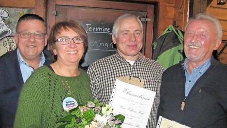 Ehrungen beim Heimat- und Bürgerverein Rögen (von links): HBV-Vorsitzender Andreas Gehring, Dorothea Weiß, Wolfgang Weiß, Franz Zetzmann  Foto: Martin Koch