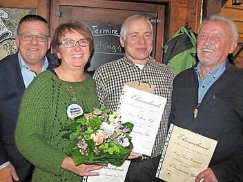 Ehrungen beim Heimat- und Bürgerverein Rögen (von links): HBV-Vorsitzender Andreas Gehring, Dorothea Weiß, Wolfgang Weiß, Franz Zetzmann  Foto: Martin Koch