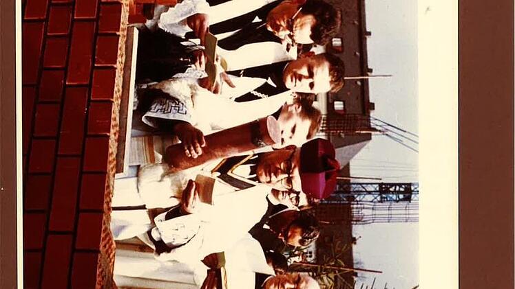 Am Josefitag (19. März) 1968 legte Domkapitular J. Krauser den Grundstein für die St. Josefskirche im Hain. Mit dabei Kaplan Josef Schicker (Zweiter von links), der sich als Ruhestandspriester gut daran erinnert.  Foto: Pfarrarchiv