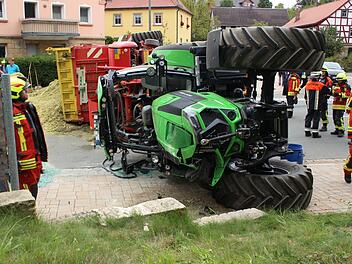 In Oberfranken geriet ein Traktor ins Schleudern und kippte um. In seinem Anh&auml;nger hatte er Mais geladen, der sich auf der Staatsstra&szlig;e 2163 &uuml;ber die komplette Fahrbahn ergoss. Zur Bergung musste die Feuerwehr ausr&uuml;cken.  Foto: NEWS5 / Holzheimer