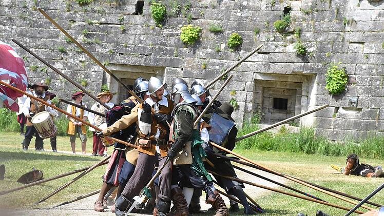 Der &auml;u&szlig;ere Wallgraben war die ideale Kulisse f&uuml;r die historischen Feldschlachten w&auml;hrend "Crana Historica". Die Organisatoren m&uuml;ssen sich nun nach einer Alternative umsehen.  Foto: Ronald Rinklef (Archiv)