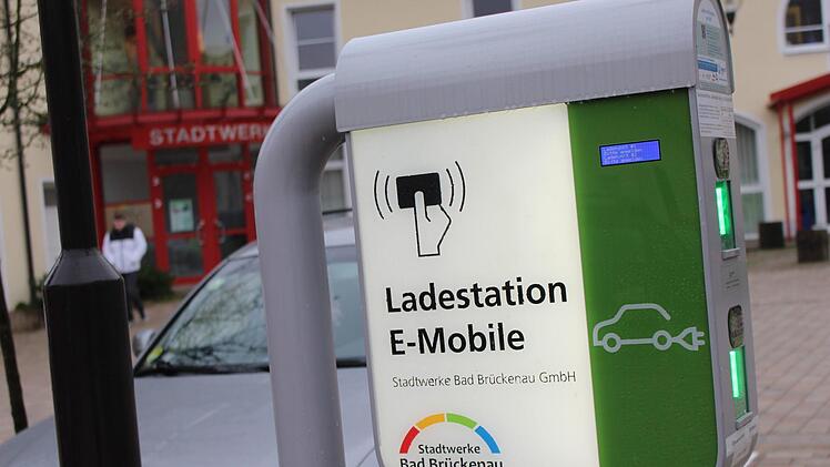 Auf dem Sinnauplatz findet der Besucher eine von fünf Ladestationen der Stadtwerke Bad Brückenau. Foto: Julia Raab