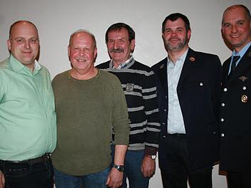 Zweiter Bürgermeister Daniel Wehner(links) und Vorsitzender Marko Wehner (rechts) gratulierten den Geehrten Klaus-Dieter Kirchner (von links), Paul Arnold und Christian Albert. Foto: Gabriele Sell