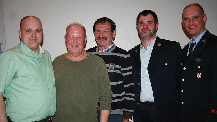 Zweiter Bürgermeister Daniel Wehner(links) und Vorsitzender Marko Wehner (rechts) gratulierten den Geehrten Klaus-Dieter Kirchner (von links), Paul Arnold und Christian Albert. Foto: Gabriele Sell
