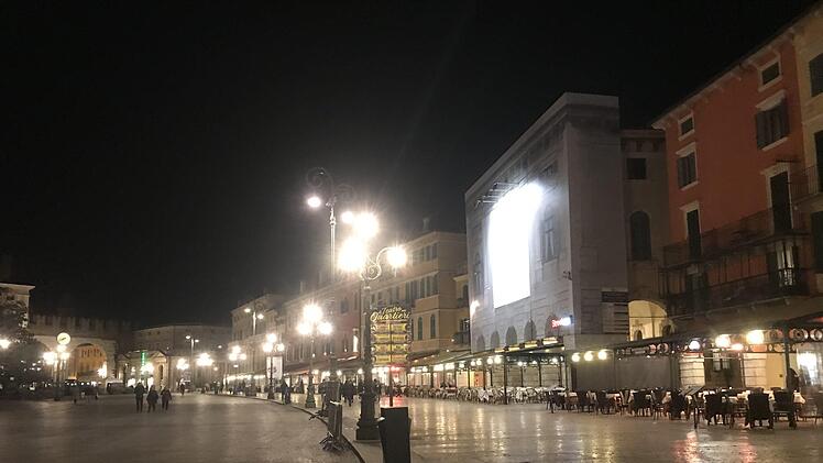 Verona am Freitagabend: Corona hinterlässt Spuren.