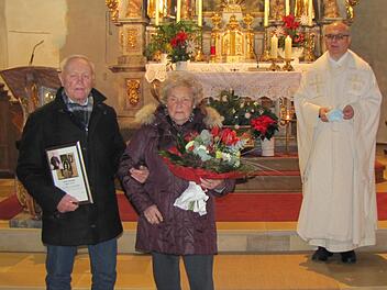 Simon Söder wurde nach 70 Jahren als Organist an der Waldberger Orgel in den Ruhestand verabschiedet. Pfarrer Hubert Grütz dankte Söder für sein Engagement und seine Liebe zur Kirchenmusik sowie Söders Frau Maria, die ihn stets unterstützt.  Foto: Benjamin Bühner