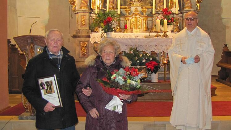Simon Söder wurde nach 70 Jahren als Organist an der Waldberger Orgel in den Ruhestand verabschiedet. Pfarrer Hubert Grütz dankte Söder für sein Engagement und seine Liebe zur Kirchenmusik sowie Söders Frau Maria, die ihn stets unterstützt.  Foto: Benjamin Bühner
