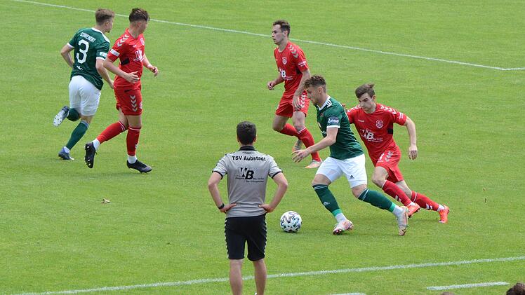 Aubstadts aus Wartmannsroth stammender Coach Victor Kleinhenz  sieht, wie Schweinfurts Amar Suljic die TSV-Abwehr beschäftigt. Foto: Jürgen Schmitt