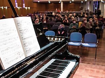 Aus der Sicht der Künstler: Mit weitem Abstand gestellte Stuhlreihen und zwangsweise viele freie Plätze sehen Künstler derzeit auch im Kongresshaus Coburg wie am Montag beim Duo-Abend der Gesellschaft der Musikfreunde.