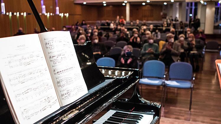 Aus der Sicht der Künstler: Mit weitem Abstand gestellte Stuhlreihen und zwangsweise viele freie Plätze sehen Künstler derzeit auch im Kongresshaus Coburg wie am Montag beim Duo-Abend der Gesellschaft der Musikfreunde.