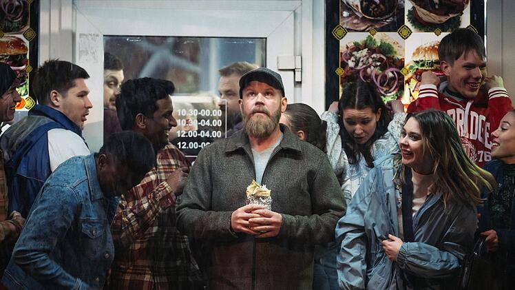 Mittvierziger Tom (Anders Baasmo) fühlt sich oft einsam. Gerade in der Öffentlichkeit - unter Menschen. Seinen Frust lädt er nach Feierabend im Internet ab.