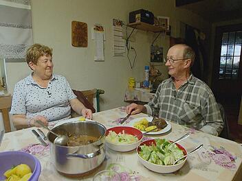 Hofdame Katharina lernt die Essvorlieben von Bauer Walter kennen.