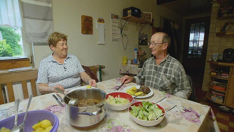 Hofdame Katharina lernt die Essvorlieben von Bauer Walter kennen.