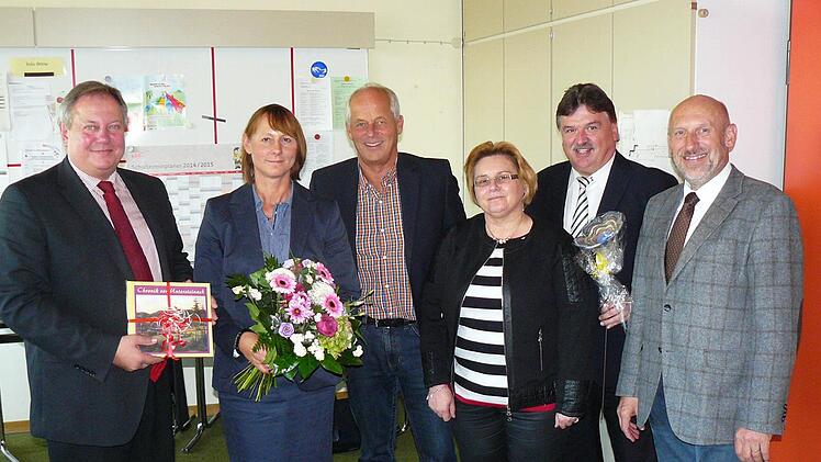 Ursula Schröppel ist neue Schulleiterin der Grundschule Untersteinach-Ludwigschorgast. Unser Bild zeigt nach der offiziellen Einführung (von links) Untersteinachs Bürgermeister Volker Schmiechen, Ursula Schröppel, Rektor Michael Pfitzner, stellvertretende Schulleiterin Heidrun Ramming, Landrat Klaus Peter Söllner und Schulamtsdirektor Mario Schmidt. Foto: Klaus-Peter Wulf