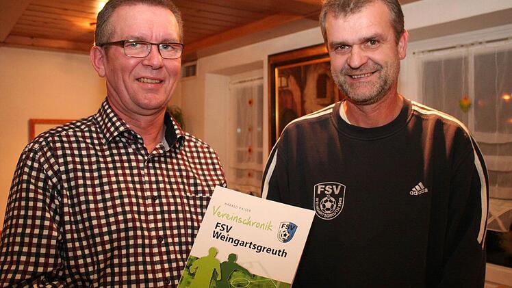 Der Verfasser Harald Kaiser (l.) übergab die Chronik dem Vereinsvorsitzenden des FSV Weingartsgreuth Darko Juntez. Foto: Evi Seeger