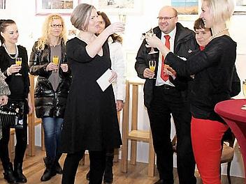 Ein Prost auf die Zukunft in der Schmuckschmiede Foto: Johanna Blum