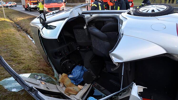 Vier Menschen wurden bei diesem Unfall zwischen Bad Bocklet und Aschach verletzt. Foto: Peter Rauch
