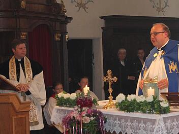 Pfarrer Matthias Steffel (l.) hört zu, was Kaplan Norbert Förster in seiner Predigt zu sagen hat.  Foto: Mathias Erlwein