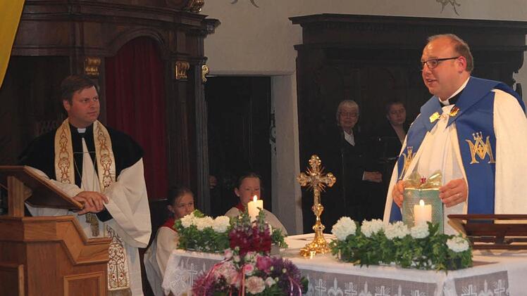 Pfarrer Matthias Steffel (l.) hört zu, was Kaplan Norbert Förster in seiner Predigt zu sagen hat.  Foto: Mathias Erlwein