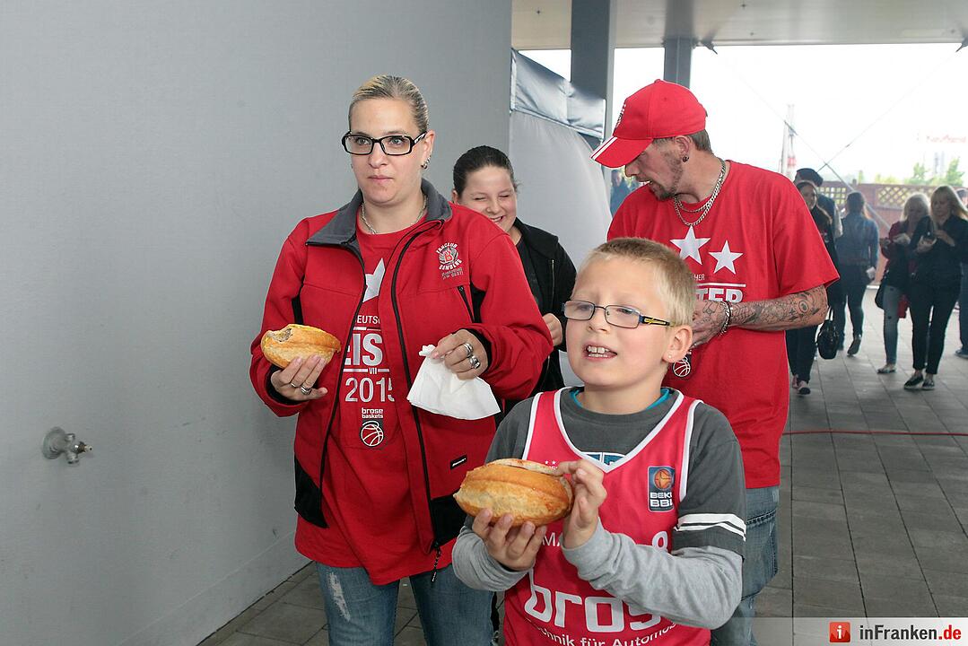 Brose FanParty 220615 15 Bratwuerste