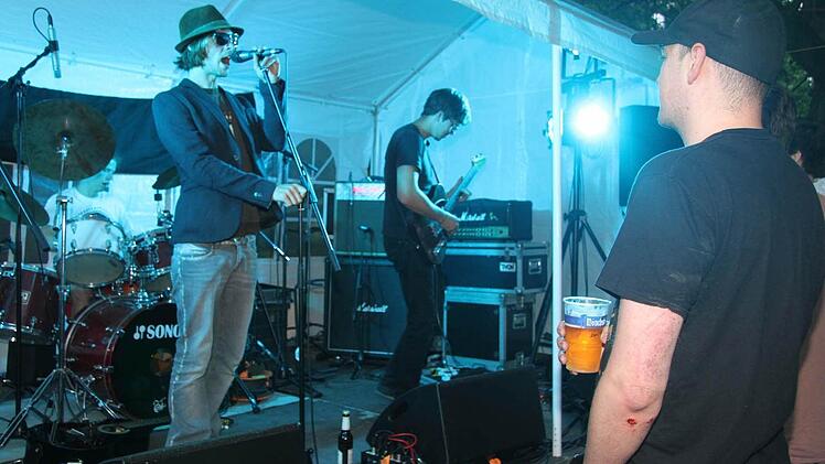 Nach dem Drachenbootrennen sorgten die Bands der Gößmannsreuther Schule für Stimmung: Sunshine Acid kam beim Publikum bestens an. Foto: Sonja Adam