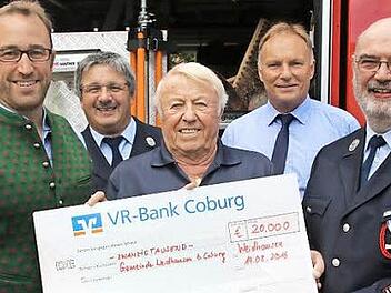 Günther Fischer (Mitte) übergab die große Spende in Höhe von 20 000 Euro an Bürgermeister Markus Mönch (links) und den Kommandant Günter Schlund (rechts). Auch der Vorsitzende der Feuerwehr Thomas Bauer ( hinten links) und der Zweite Bürgermeister Manfred Künzel freuen sich.  Foto: Michael Stelzner