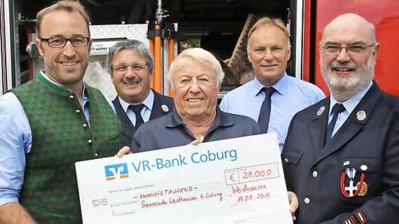 Günther Fischer (Mitte) übergab die große Spende in Höhe von 20 000 Euro an Bürgermeister Markus Mönch (links) und den Kommandant Günter Schlund (rechts). Auch der Vorsitzende der Feuerwehr Thomas Bauer ( hinten links) und der Zweite Bürgermeister Manfred Künzel freuen sich.  Foto: Michael Stelzner