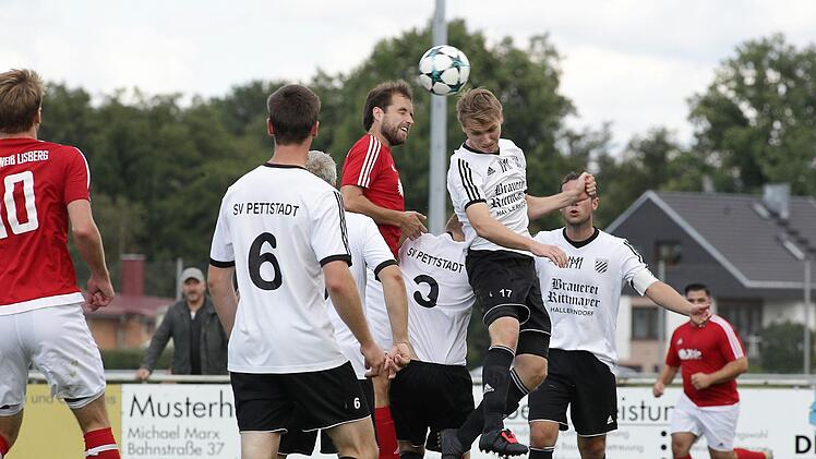 Andreas Wellein (beim Kopfball links); rechts Matthias Baldauf