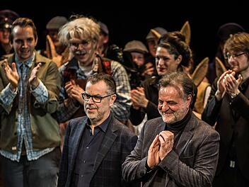 Reichlich Applaus gab es nach der Coburger Premiere der Familienoper "Pinocchio" am Landestheater für den Komponisten Pierangelo Valtinoni (vorne rechts) und seinen Textdichter Paolo Madron.Foto: Jochen Berger