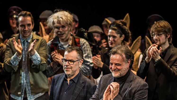 Reichlich Applaus gab es nach der Coburger Premiere der Familienoper "Pinocchio" am Landestheater für den Komponisten Pierangelo Valtinoni (vorne rechts) und seinen Textdichter Paolo Madron.Foto: Jochen Berger