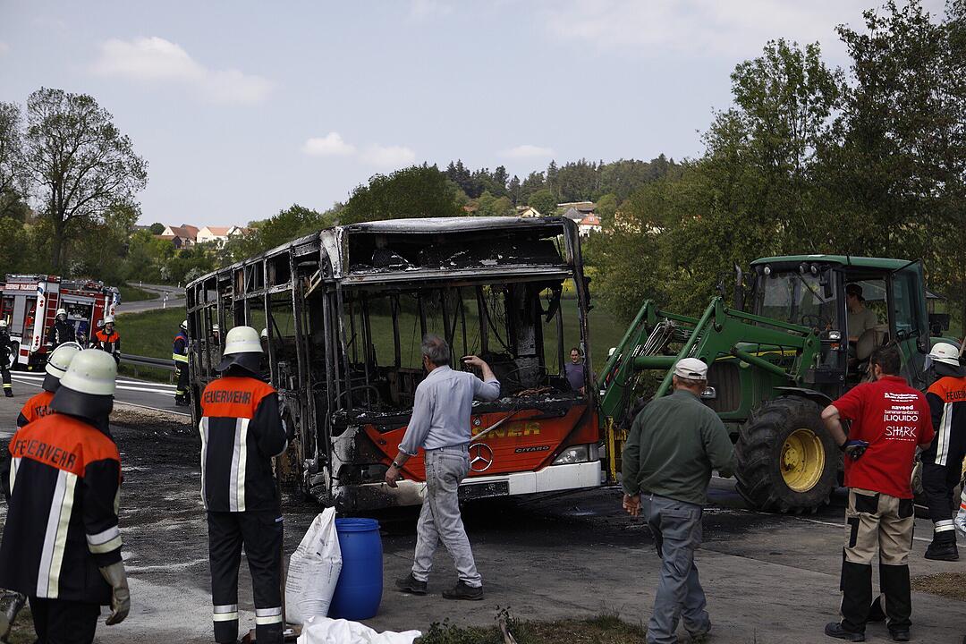 Mittelfranken: Vollbesetzter Schulbus fängt Feuer und brennt komplett aus